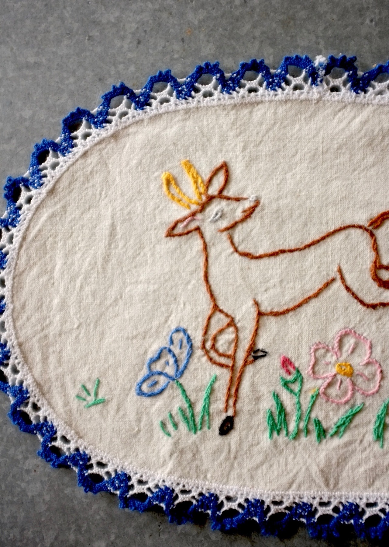 フランスヴィンテージ 喜びの鹿と花々と刺繍クロス