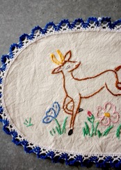 フランスヴィンテージ 喜びの鹿と花々と刺繍クロス