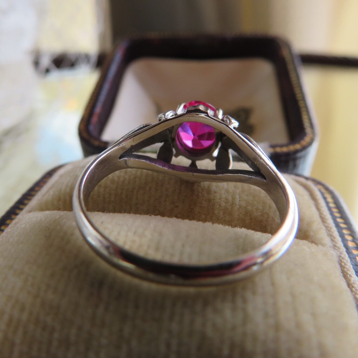 ヴィンテージ K14WG和彫りに合成ルビーのリング