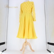 社交ダンス 衣装 スタンダード ドレス ワンピース レッスンウェア パーティドレス lovely dancing レディース イエロー系 花柄 黄色 レース 長袖 日本製 ひざ丈 ドレスワンピース フラワーレース 襟なし 長袖ドレス ラウンドネック Aライン フレアスカート 透け感 きれいめ フォーマル お呼ばれ ダンス衣装 演奏会 発表会 ポリエステル ファスナー デイリー ドレス 秋冬 デモンストレーション マキシ丈風 タンゴ ワルツ 衣装 黒髪映え 爽やかカラー 華やか 黄色ドレス レッスン用