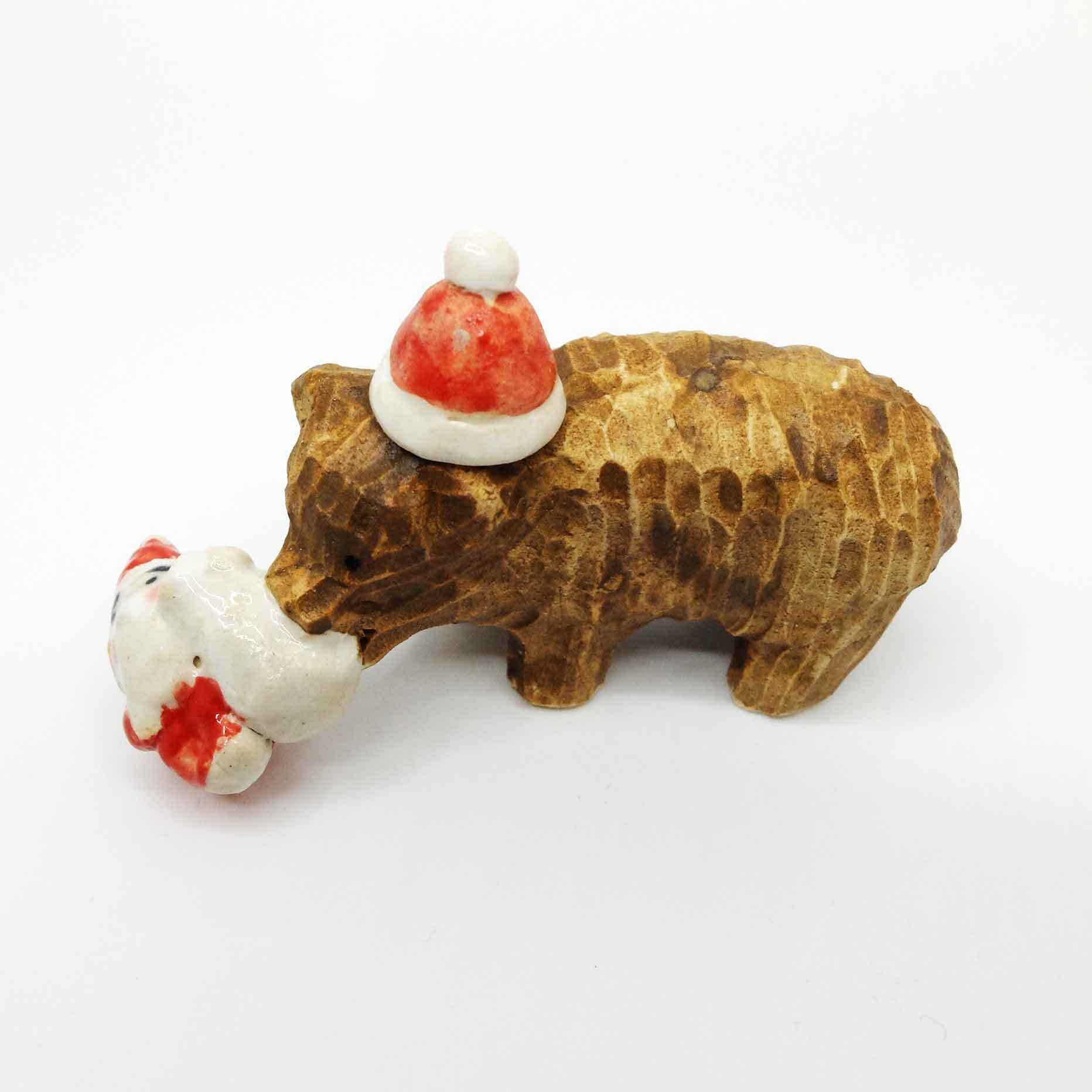 木彫り熊(クリスマス)の置き物 / すずきたまみ / 陶芸作品