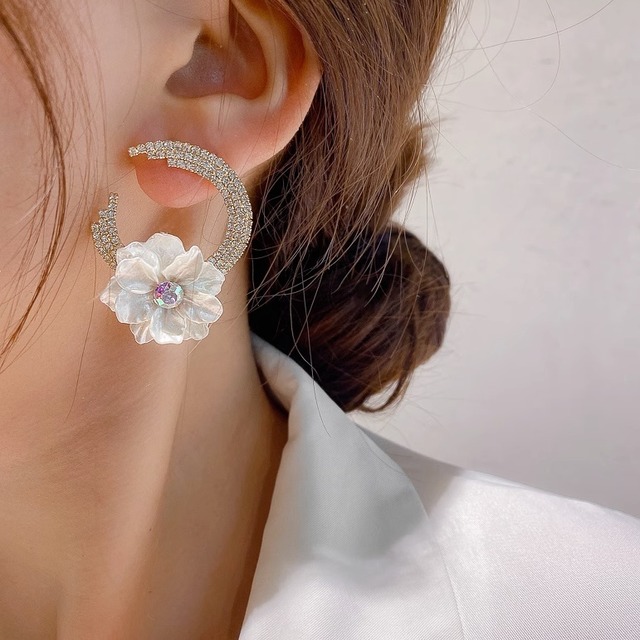 フラワーデコレーションピアス