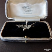 アンティークジュエリー シルバー935 レッドアイ ツバメブローチ