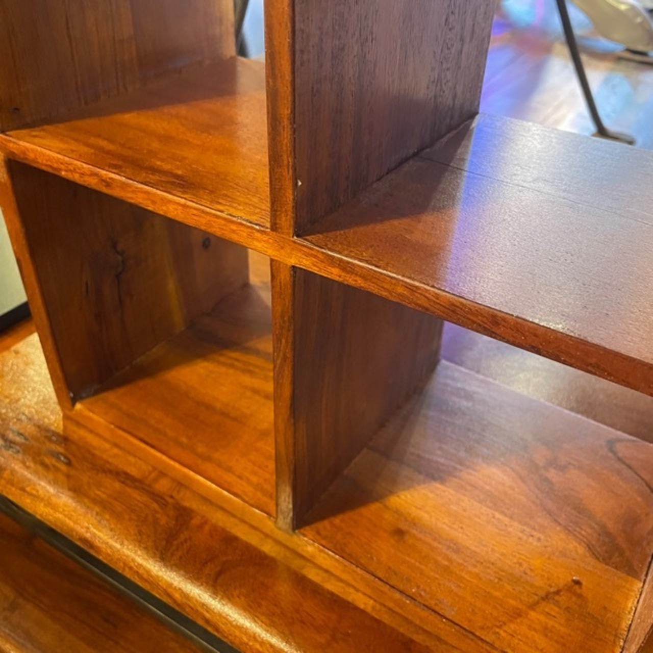 India Acacia Wood  Openwork 6-Sided Rack / インド アカシア6面すかしラック 天然木 ラック カラーボックス風 リビング収納 本棚 棚 インテリア ディスプレイラック 木製 ナチュラル クラシック アンティーク風 ギフト プレゼント 引越し祝い 新生活