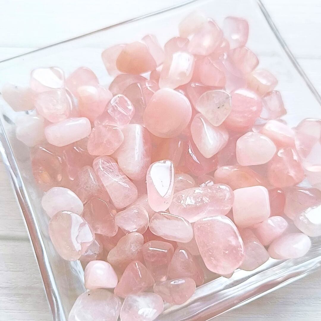 モザンビーク産ローズクォーツ (100g) 中〜大粒 紅水晶 薔薇石英 天然石さざれ石 穴無しチップ
