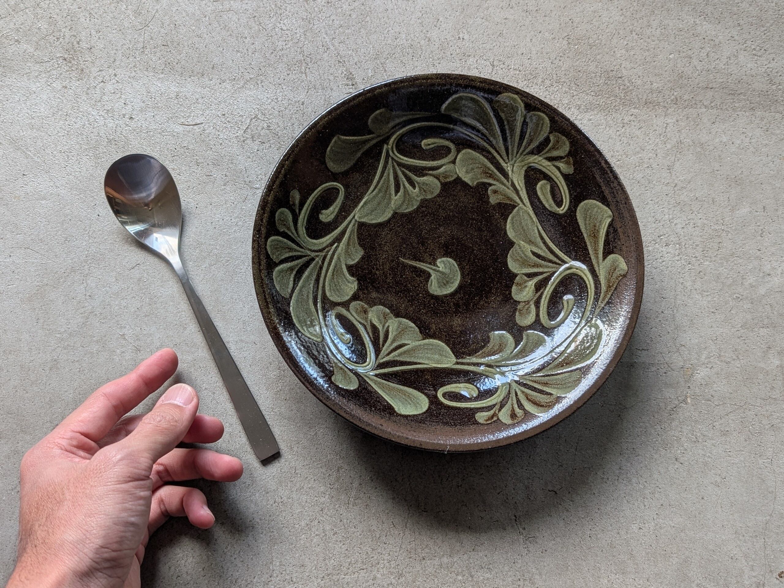 やちむん 皿7寸（イッチンゴス白） | 陶眞窯 | inoya | Basic Life