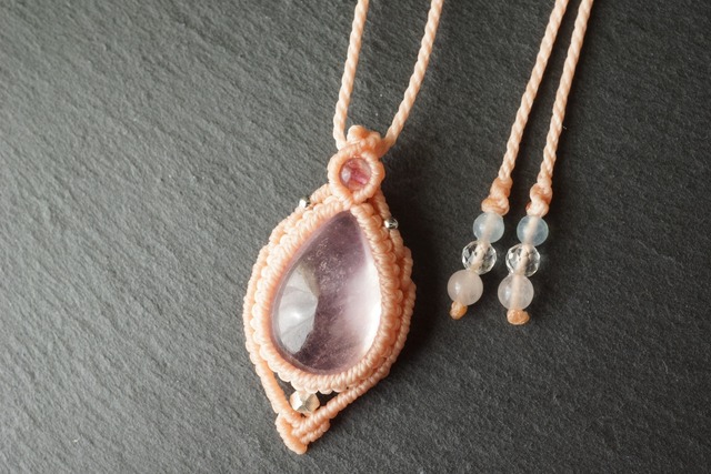 しずく型モルガナイトのマクラメネックレス ～ 桜風 ～【一点物】
