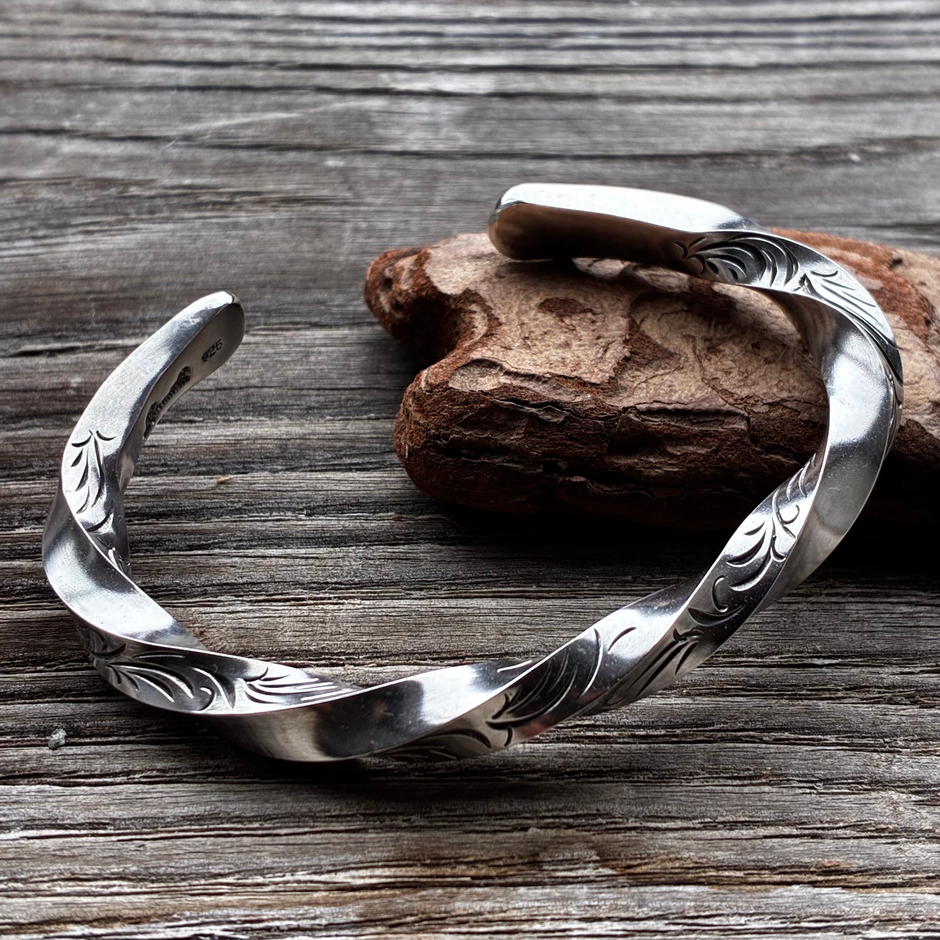 Arabesque Twist Bangle- M | 彫金工房アルソミトラ
