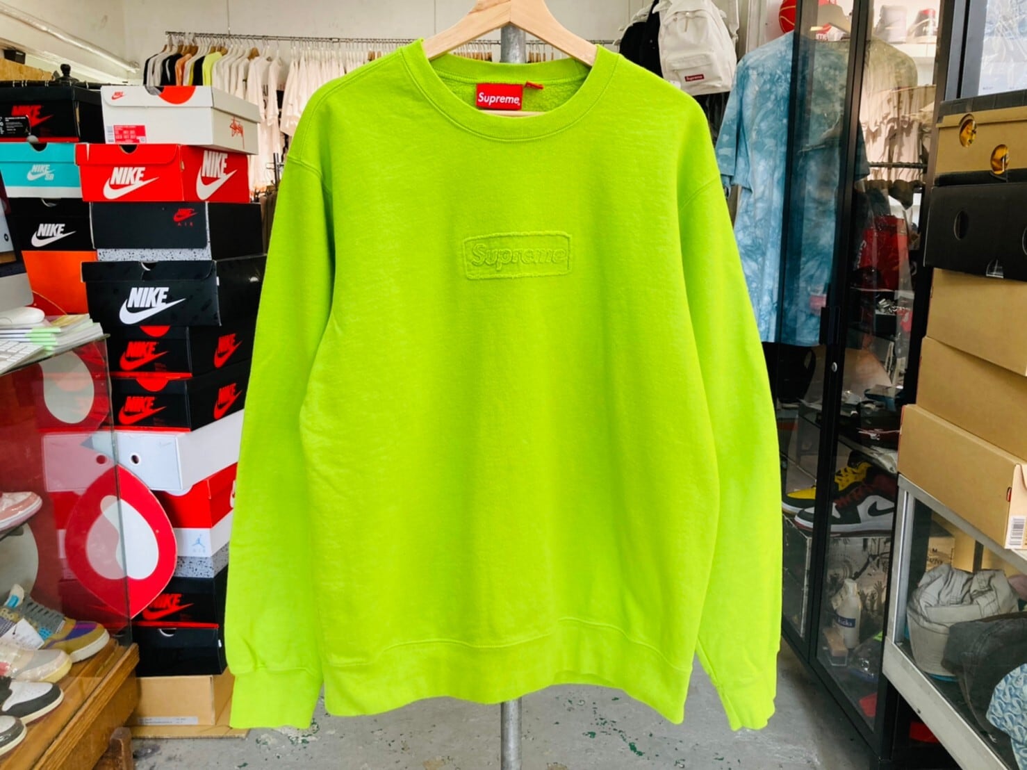 supreme cutout logo crewneck lime large | aluminiopotiguar.com.br