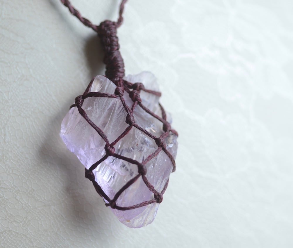 クンツァイトのマクラメネックレス　ぺンダント グリーンのクンツァイトのマクラメペンダント ネックレス