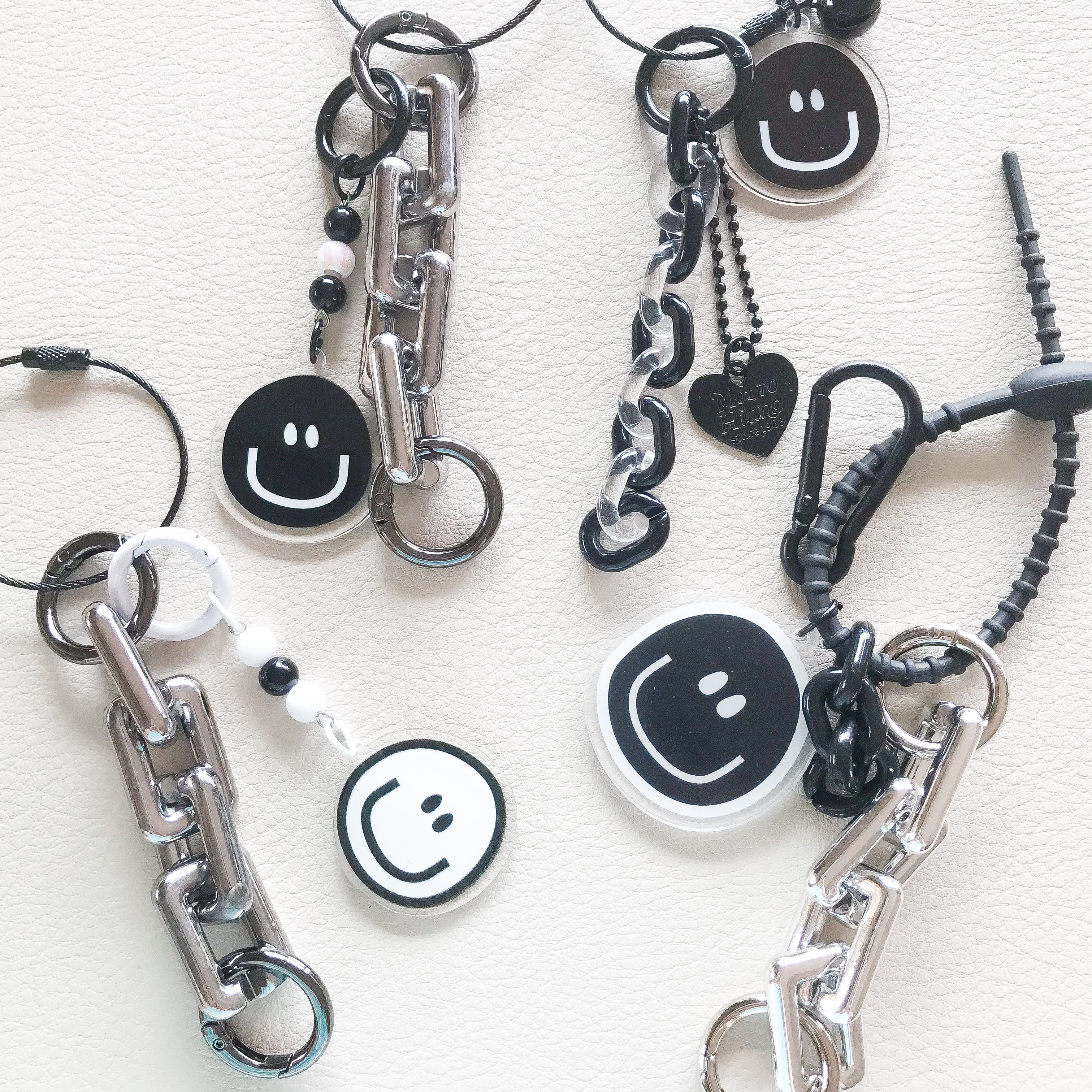 モノクロスマイルキーホルダー | ALOHALOHA