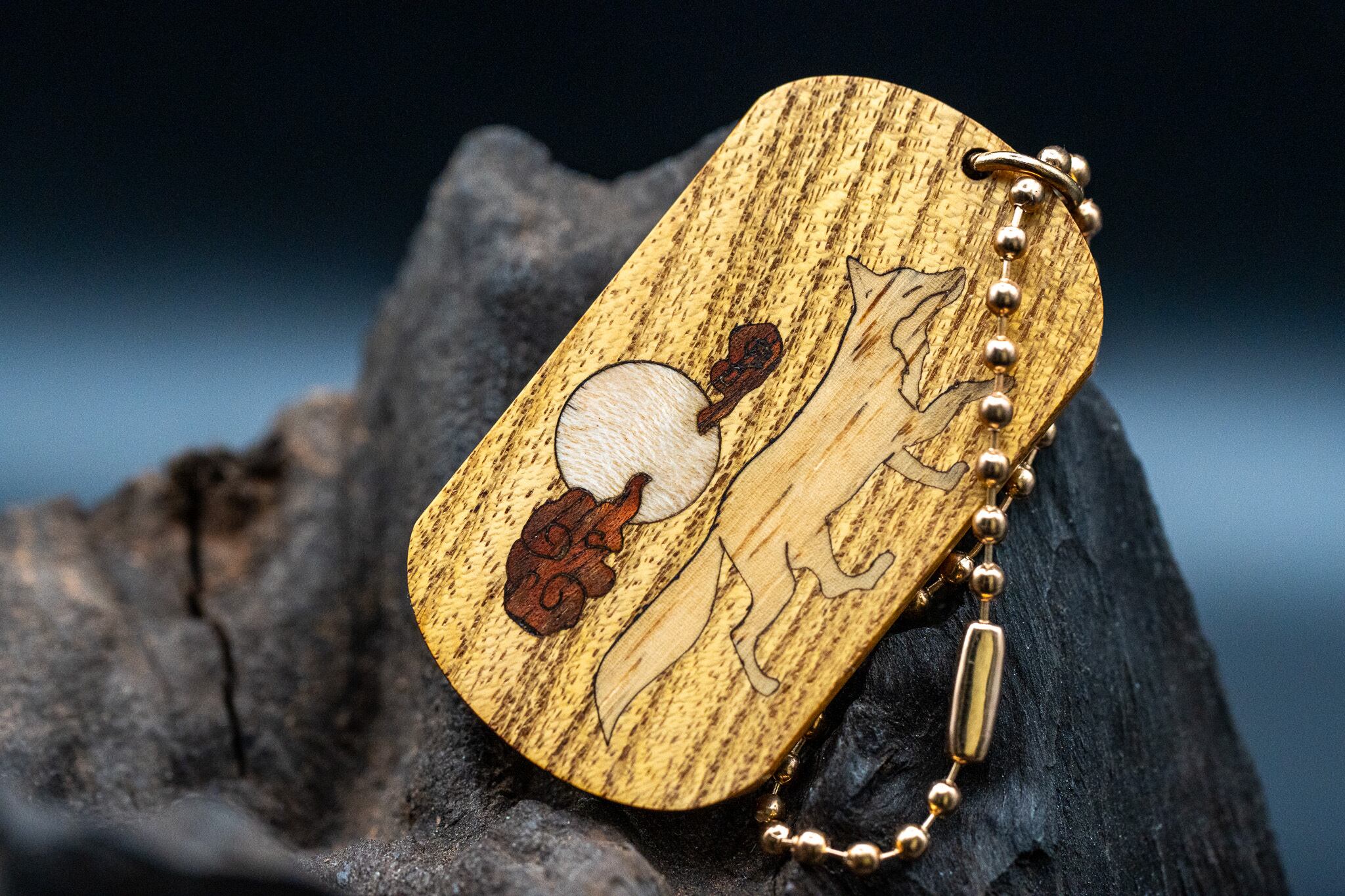 【黄金の木】 御蔵島 金桑 ドッグタグ 象嵌 十五夜きつね