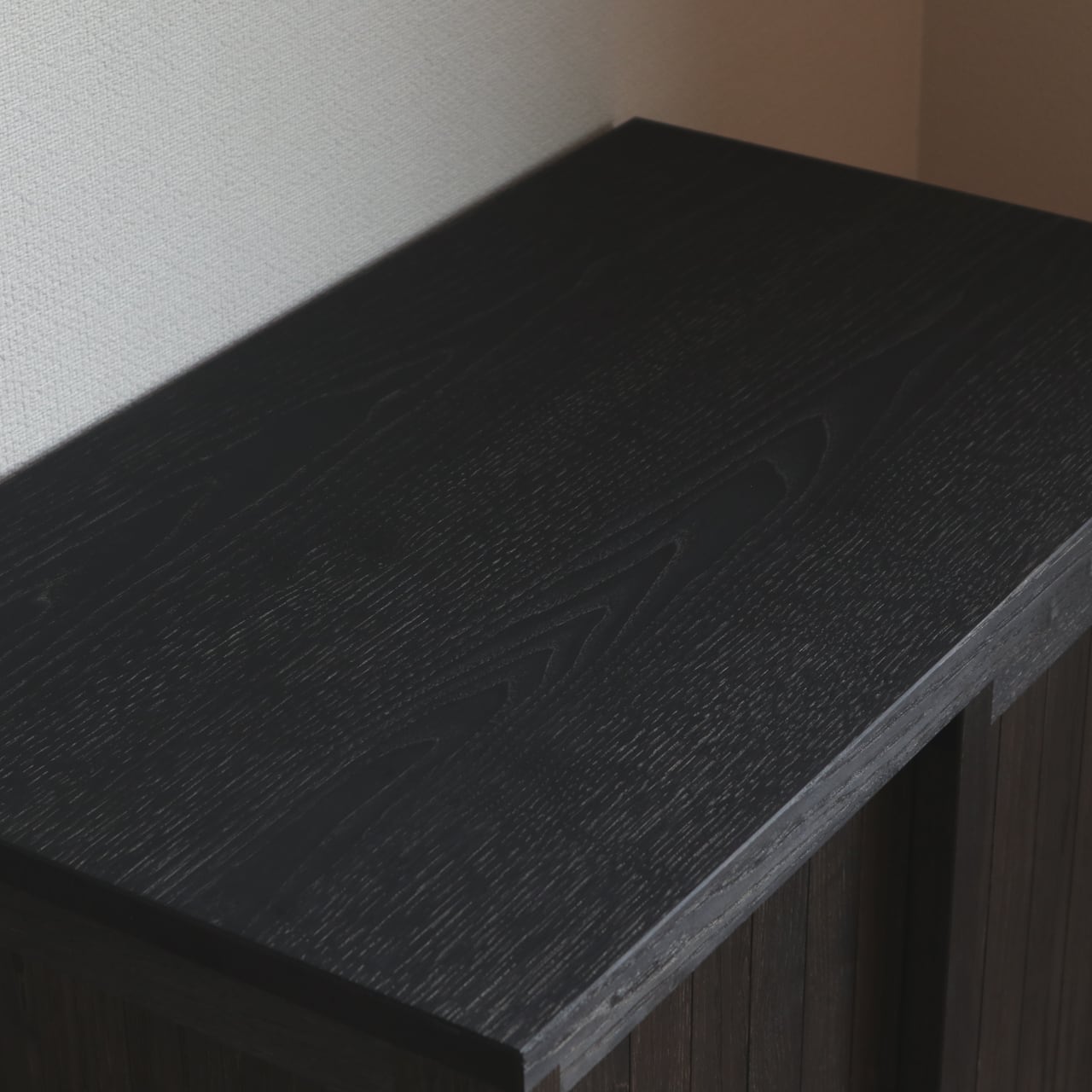 栗の引戸キャビネット 無垢板 黒染め | オバタ家具店