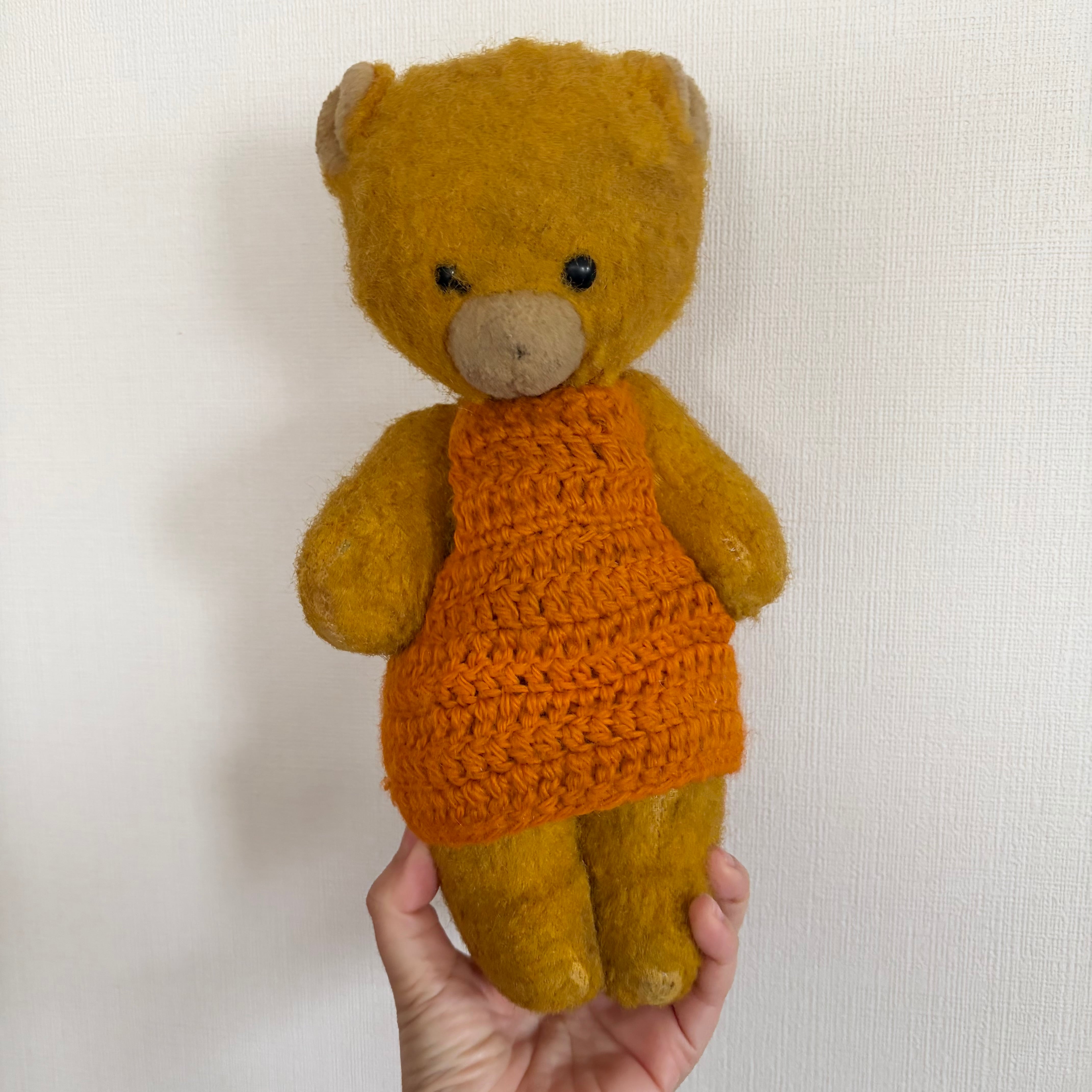 オレンジ色のエプロンをしたくま | tsuitachi craft&brocante