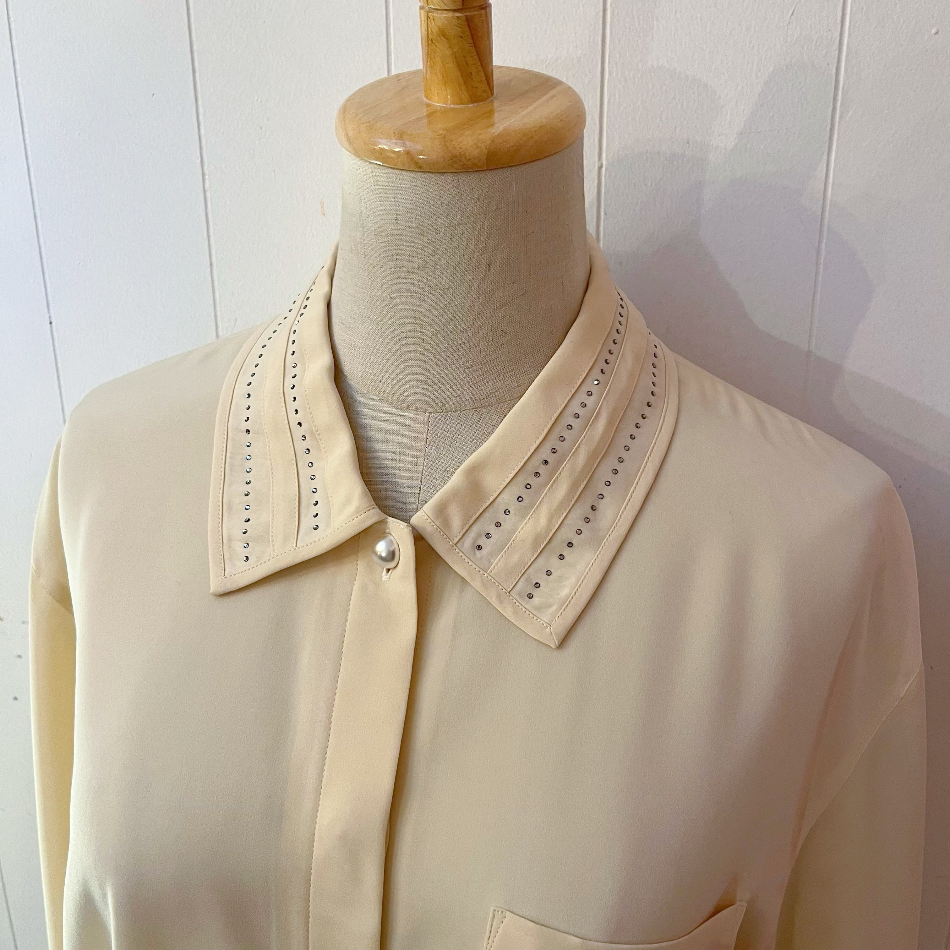 heart rhinestone cream blouse
