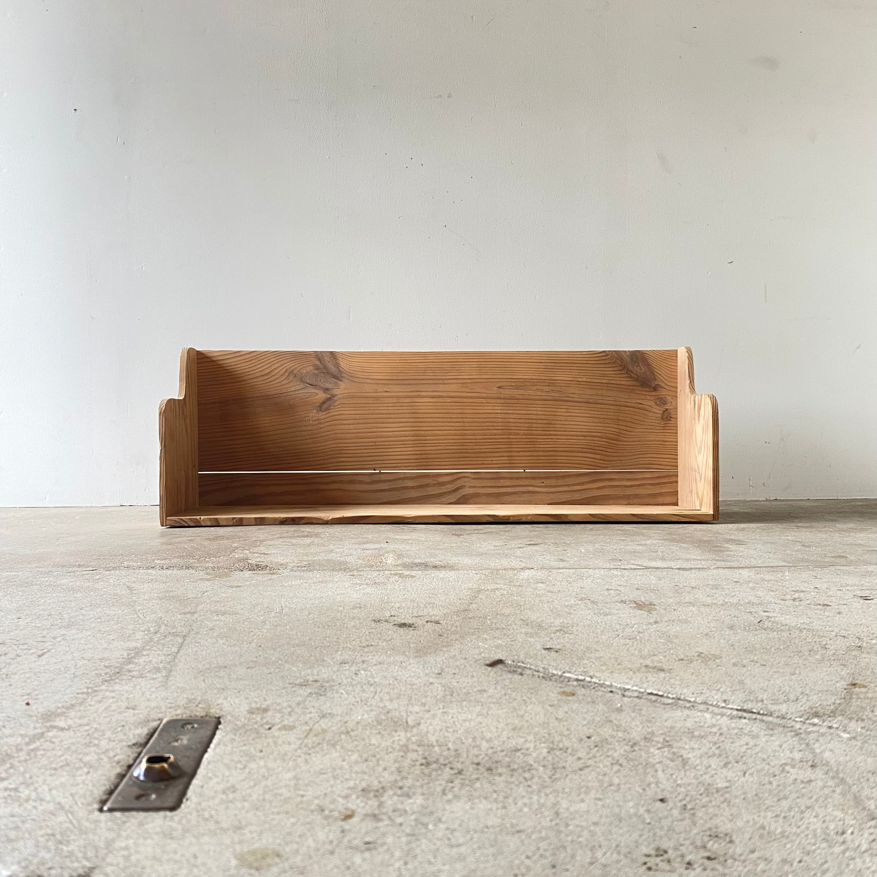 素朴なつくりの本立て　0875