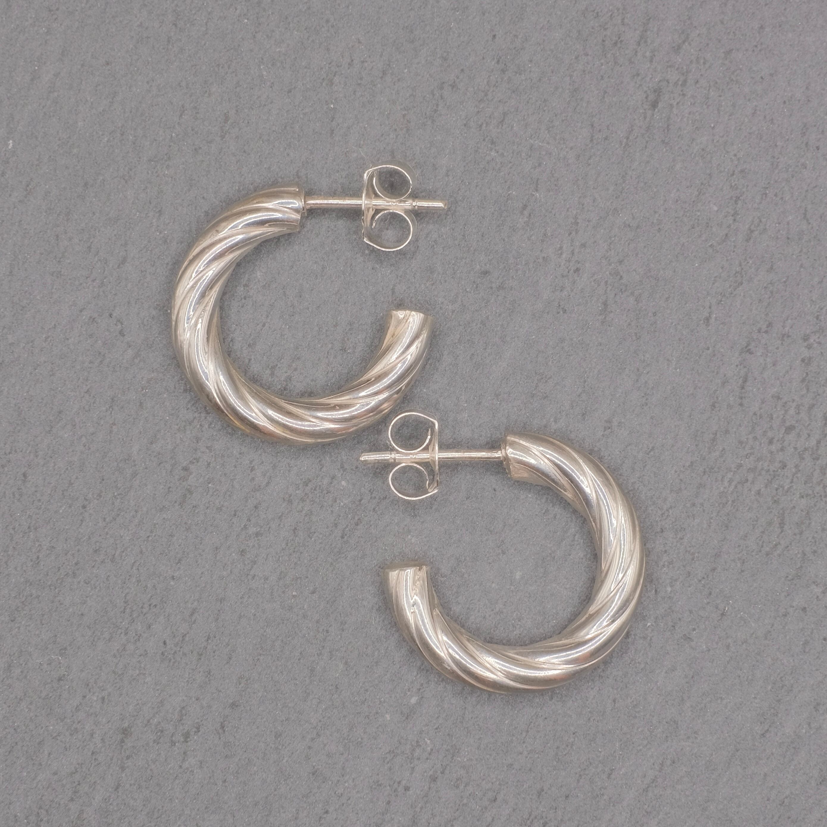 シルバー925 ツイストフープピアス/太め/軽研磨仕上げ/両耳