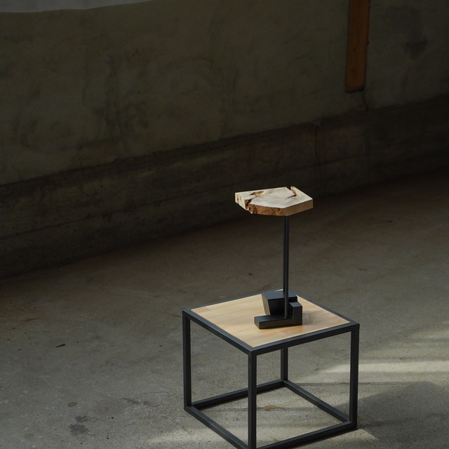 一枚板のミニサイドテーブル No.12 樹種：榎