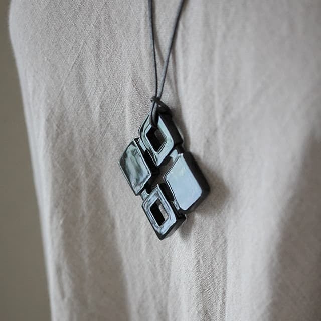 N-261b BH4つの四角ペンダント黒 | Bijoux Kei