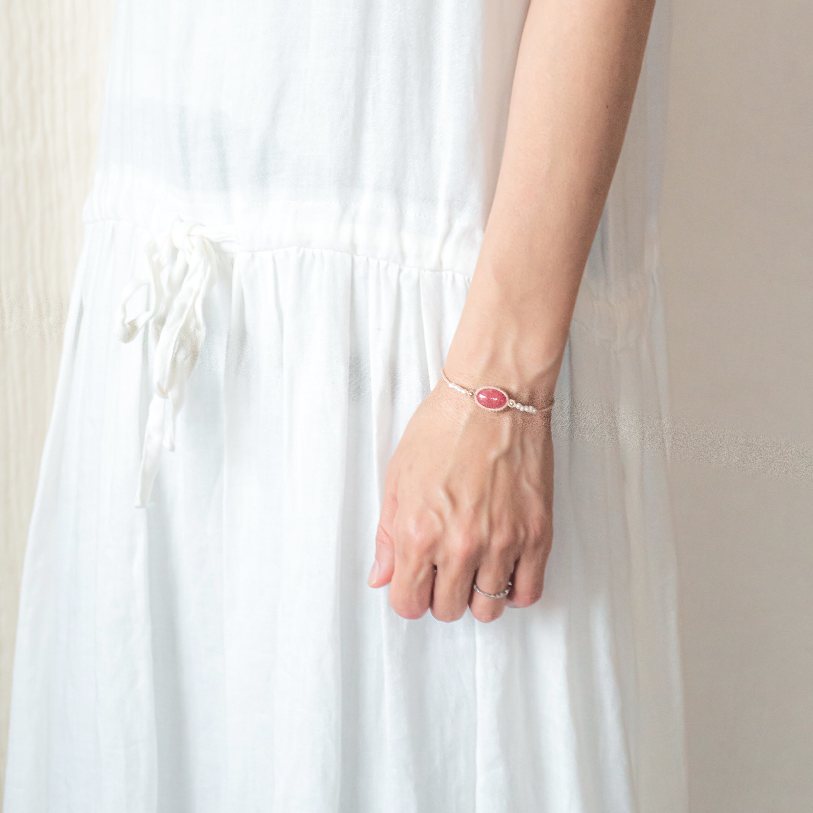 インカローズ（ロードクロサイト）のマクラメ編み 天然石ブレスレット