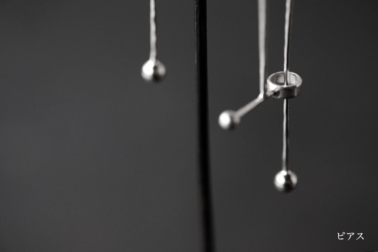 揺れさせてもらえない線のピアス（silver） | SUNn・寸
