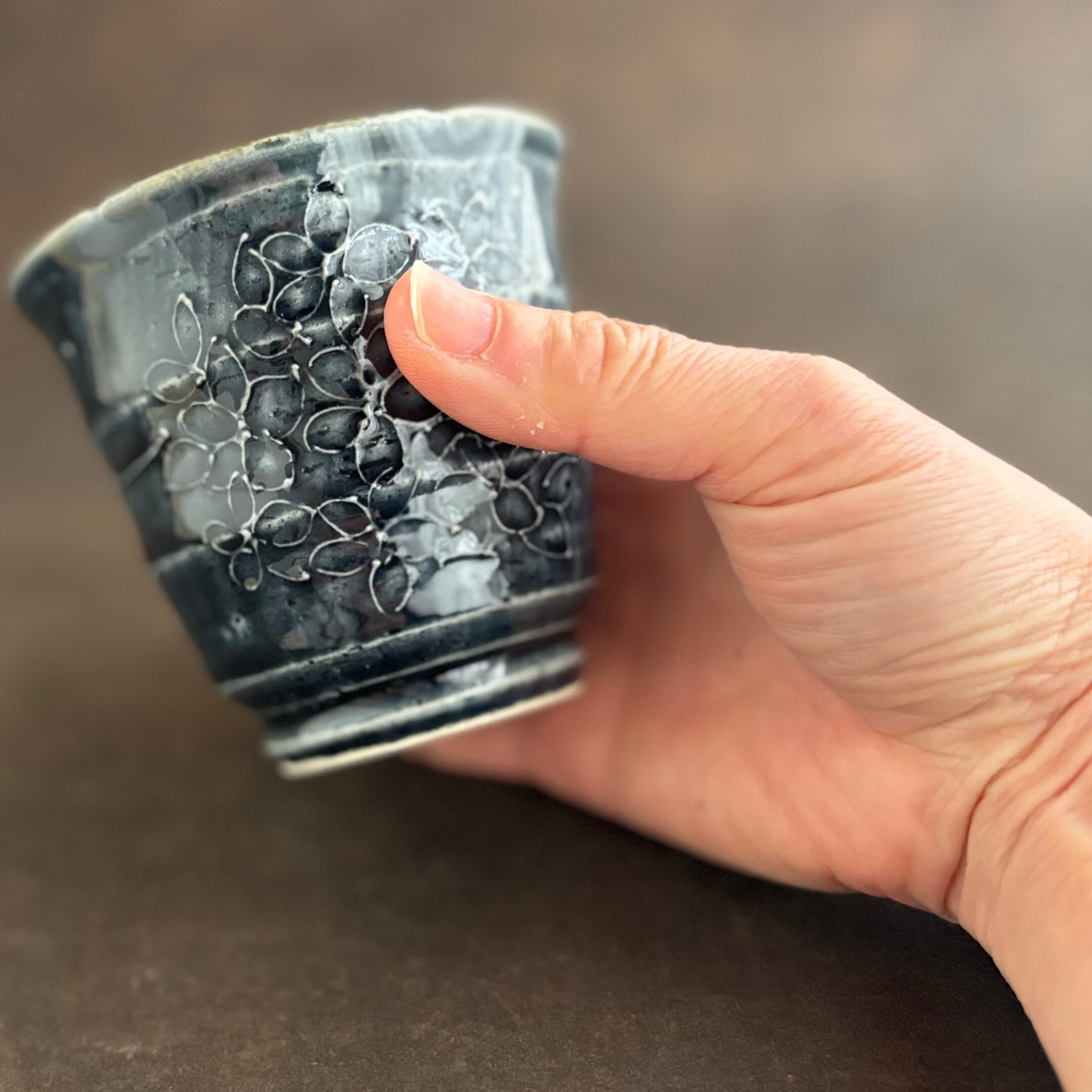 土和のルリエフ　藍釉花形湯呑み