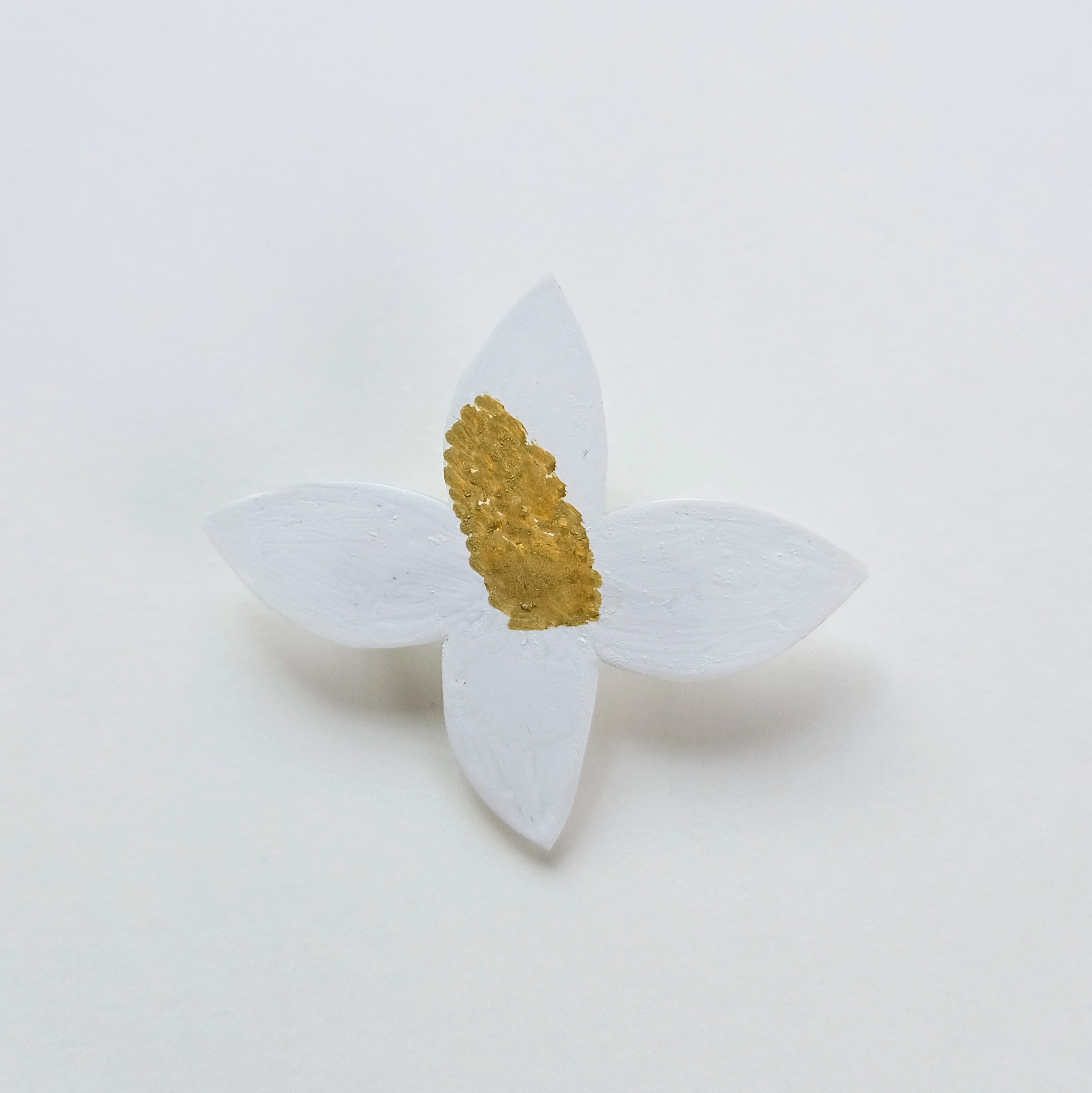 カケラ　ブローチ　ドクダミ　花　白