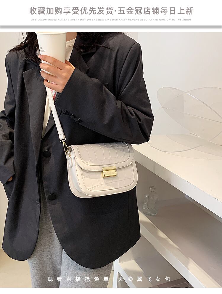 レッドシングル スクウェア メッセンジャーバッグ Tiancai_Wing_Bag35137865791