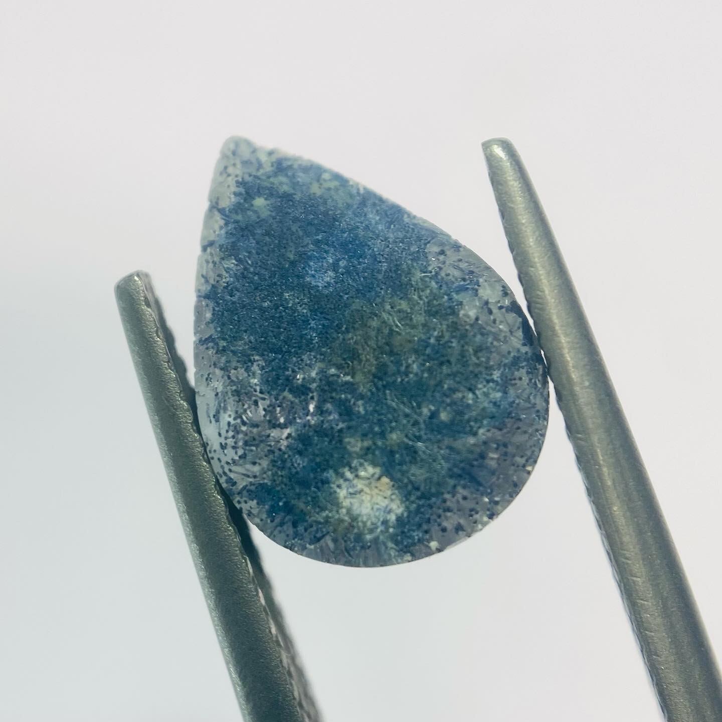 舞う　デュモルチェライトインクオーツ