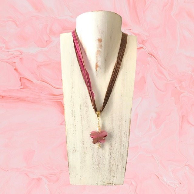 ピンクバタフライネックレス