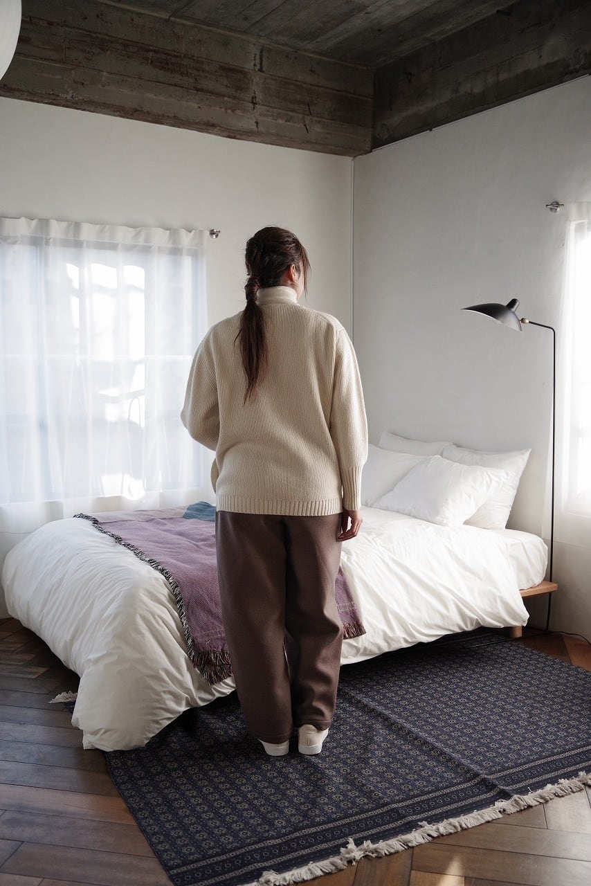 Hand Framed V-Neck C/D