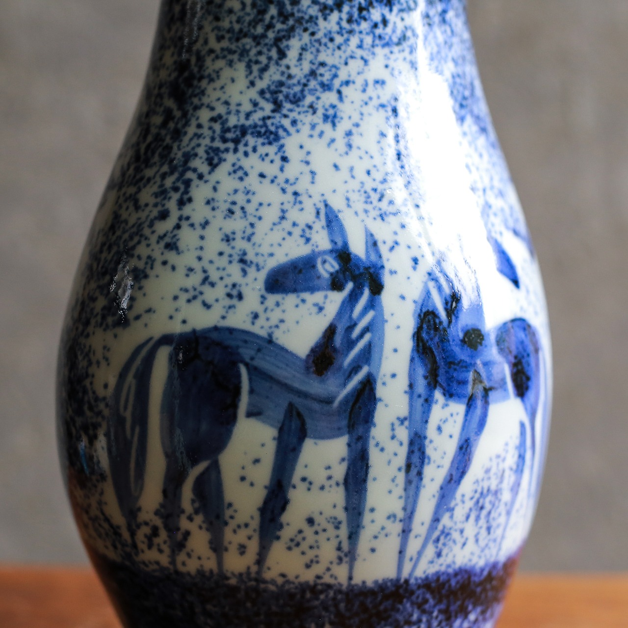 草原で馬が寄り添う、陶器のフラワーベース