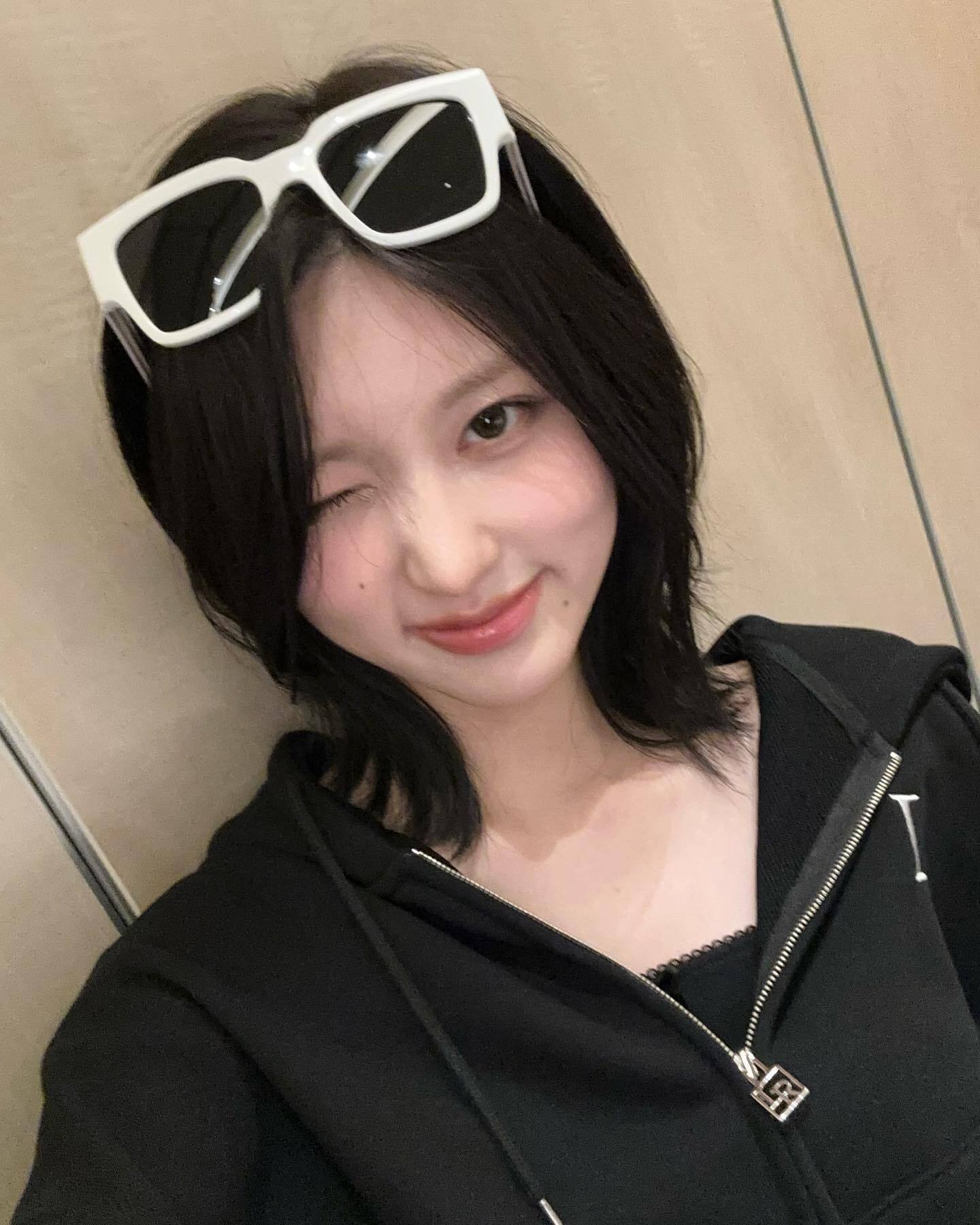 ☆IVE ガウル 着用！！【LOSSYROW】Lossy Big Logo Crop Hood Zip-up