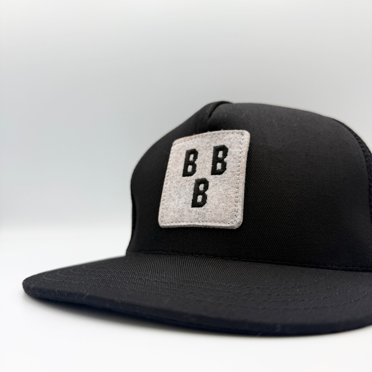 【gifthat別注】Coopers Town Felt on Embroidery Logo Mesh Cap