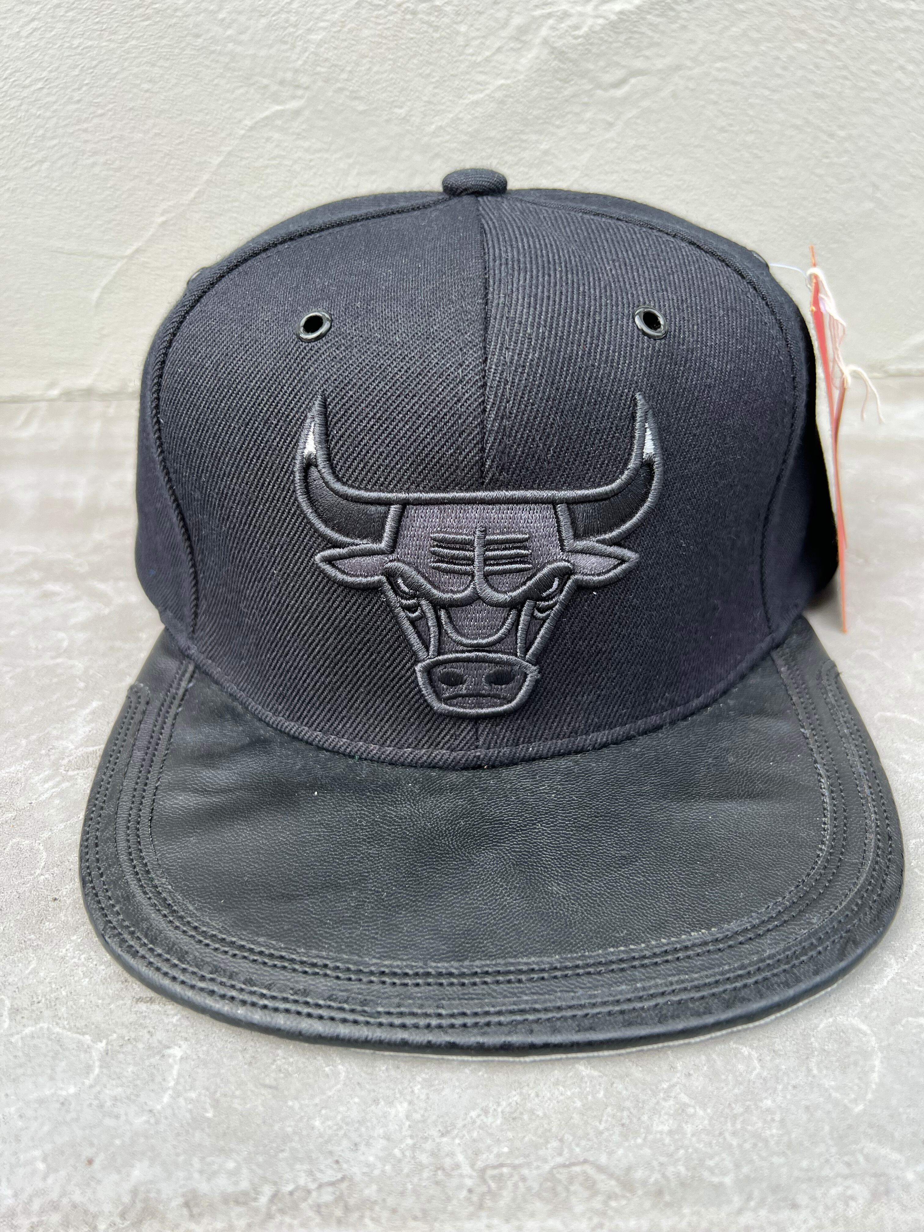 PUレザーJORDAN4 blackcat Mitchell & Ness CHICAGO BULUS CAP スナップバック ブラック×ブラック