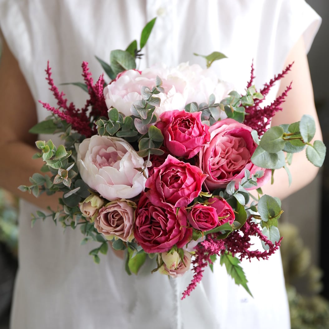 Weddingピンクのバラと芍薬のクラッチブーケ&ブートニアアーティ