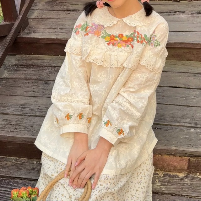 フラワー刺繍切り替えブラウス ・12061