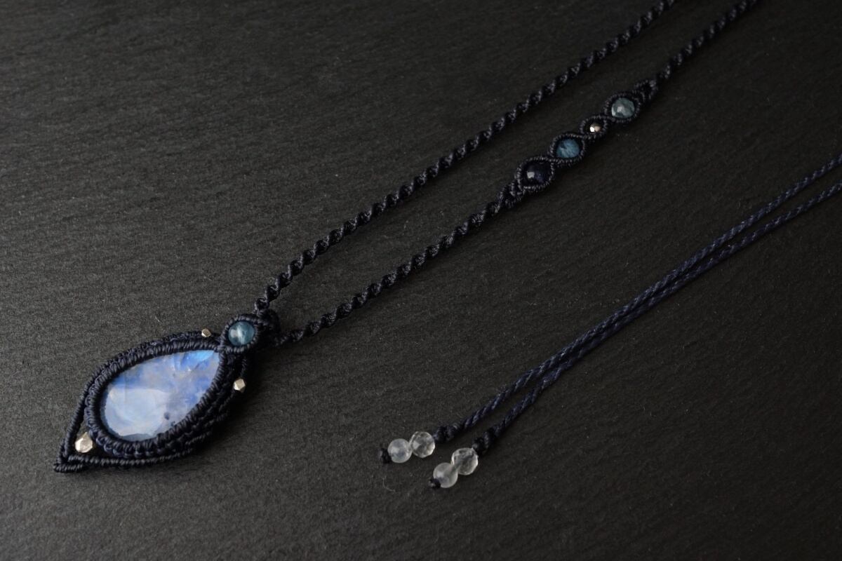 宝石質レインボームーンストーン（ホワイトラブラドライト）のマクラメ