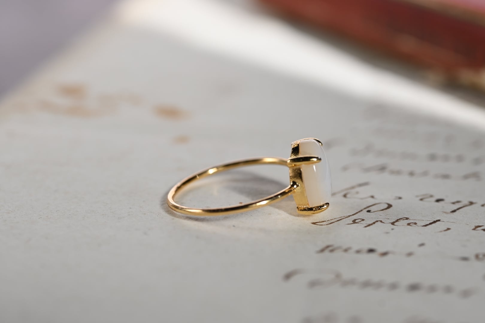 ホワイトシェル（白蝶貝）オーバルカボションリング〜Snowlit Shell