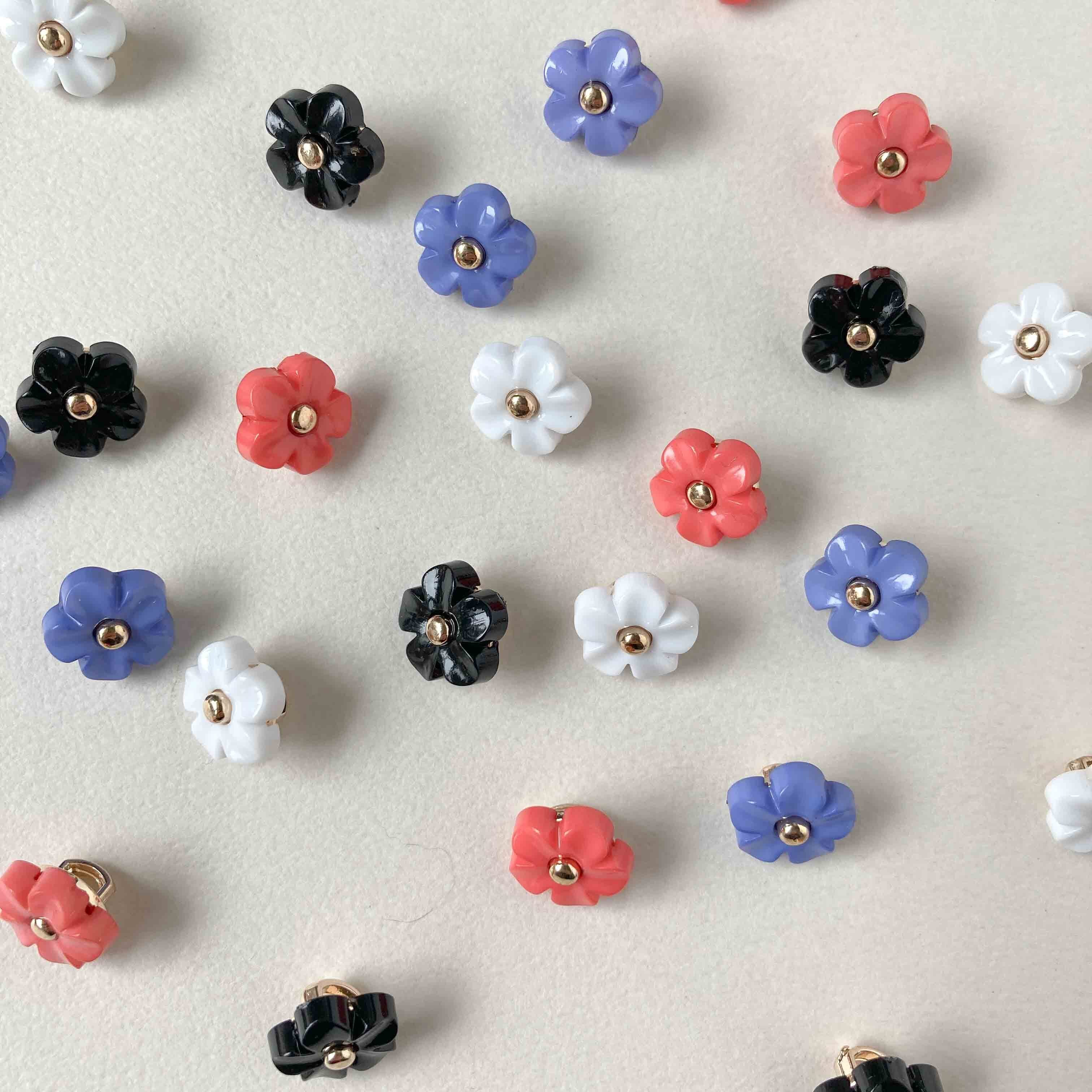 五弁お花中央ゴールドつぶのボタン（11mm） | Dua-アクセサリーパーツ