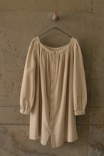 Ivory one-point embroidered large blouse