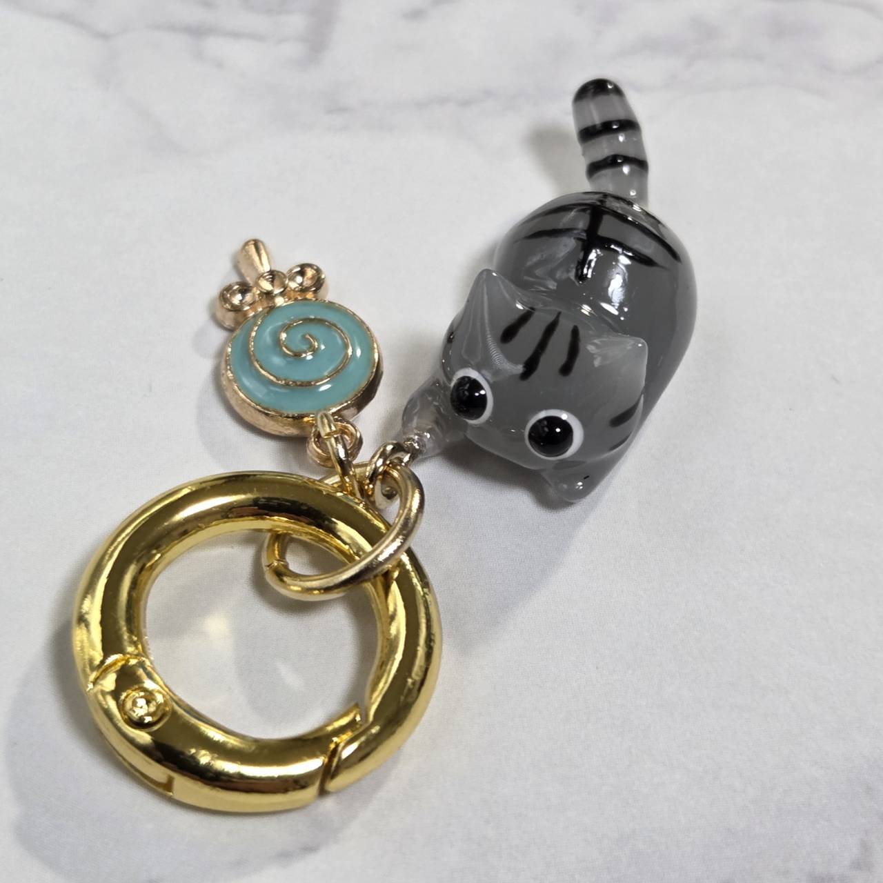 受注販売】サバトラにゃんこのシュシュ❉ブルーのキャンディーチャーム
