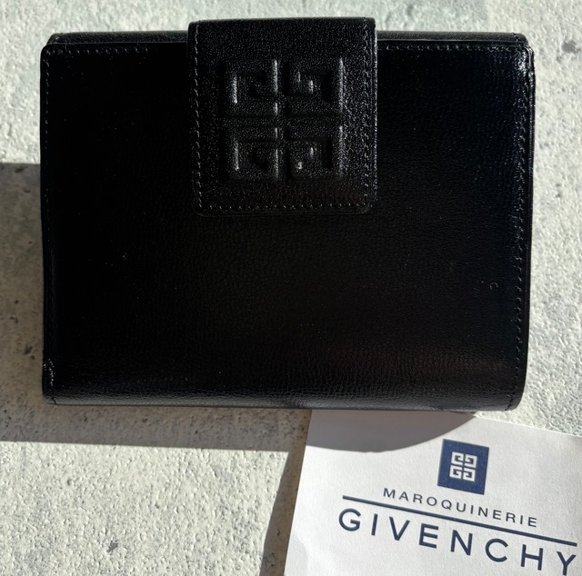GIVENCHY ロゴフラップ 折財布 ブラック