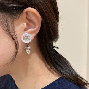 クリアボタンとシルバービーズの〈ピアス/イヤリング〉