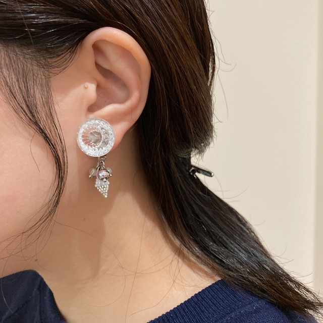 クリアボタンとシルバービーズの〈ピアス/イヤリング〉