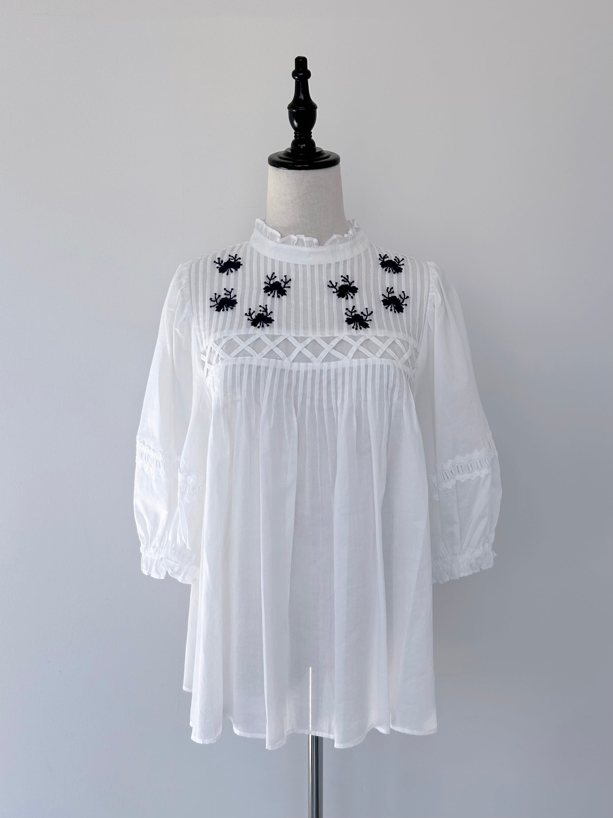 MUVEIL 刺繍ガウン 新品未使用 ミュベール MUVEIL 刺繍ガウン 新品未使用 ミュベール MUVEIL Online Shop