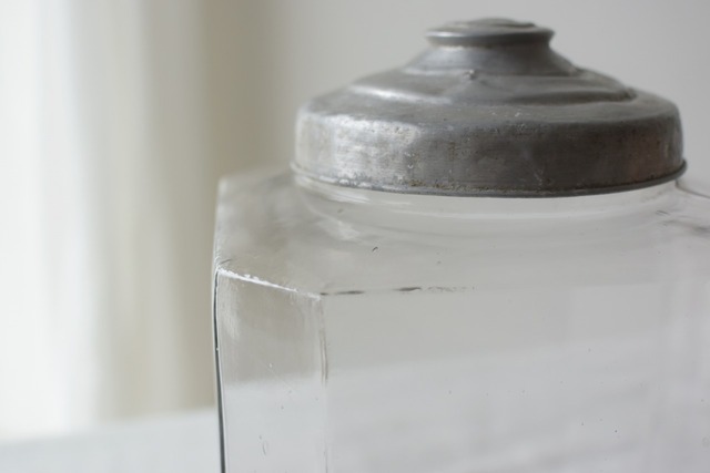隅切りデザインのガラス瓶