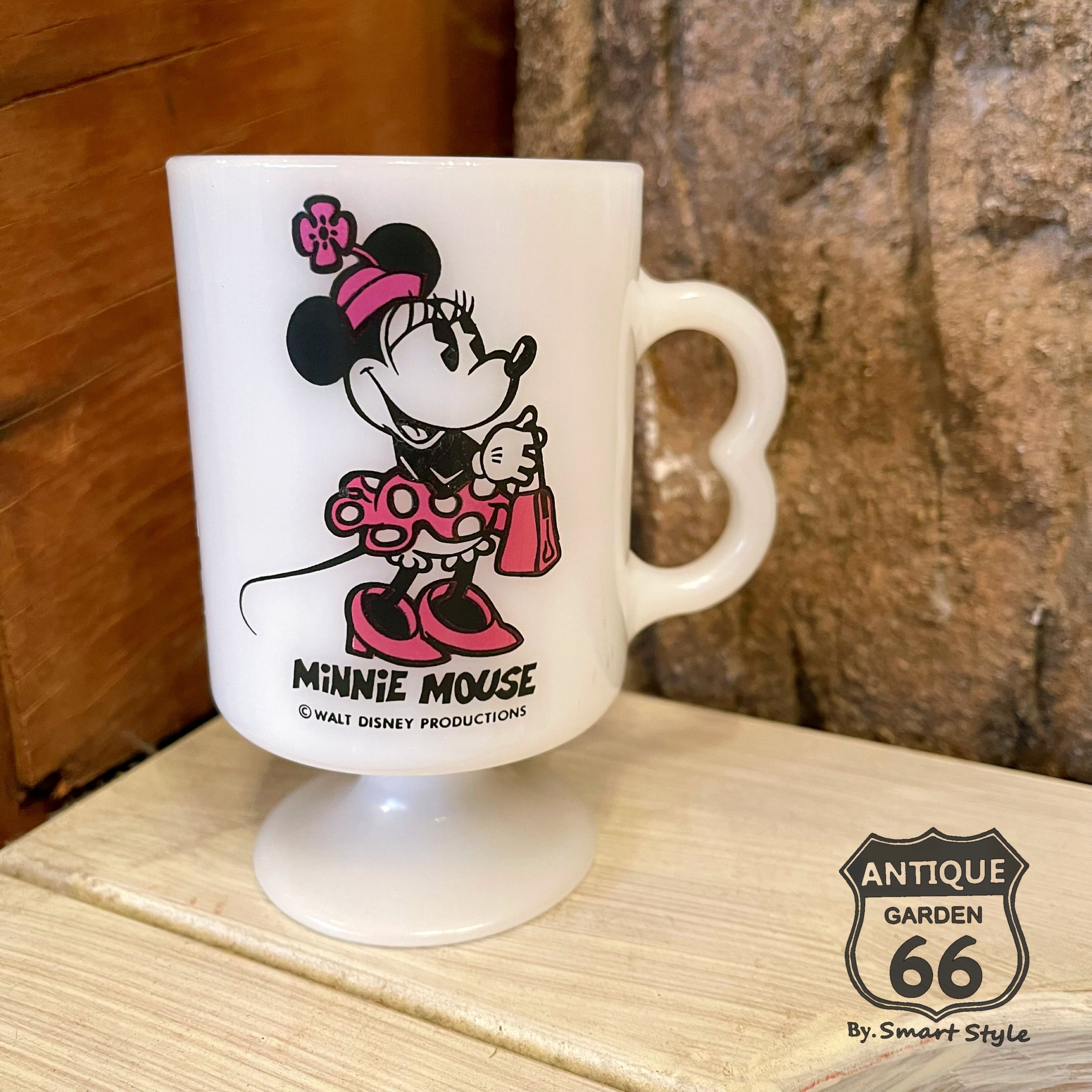 フェデラル Minnie Mouse ミニーマウス 足付き グラス型 Bハンドル マグカップ アメリカ ヴィンテージ FEDERAL  ミルクガラス【K-088a-012】 Antique Style～【アンスタ】アメリカ買付けのヴィンテージ・アンティークのおみせ。