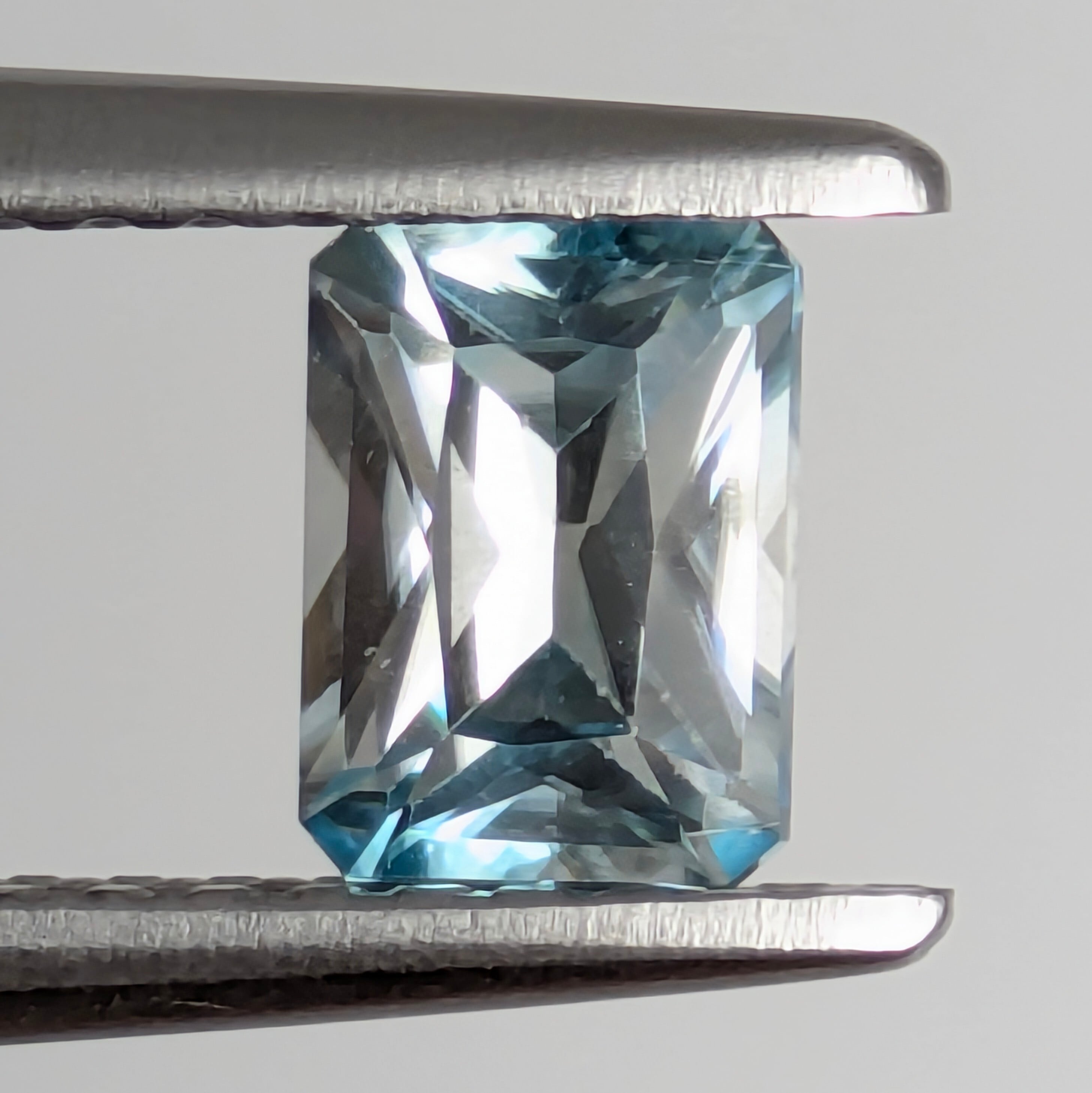 極上の逸品✨ Kgf14 宝石ルース カンボジア産 ディープブルー ジルコン バイカラージルコンルース カンボジア産【0.80ct】 PRO208989 | Gem's