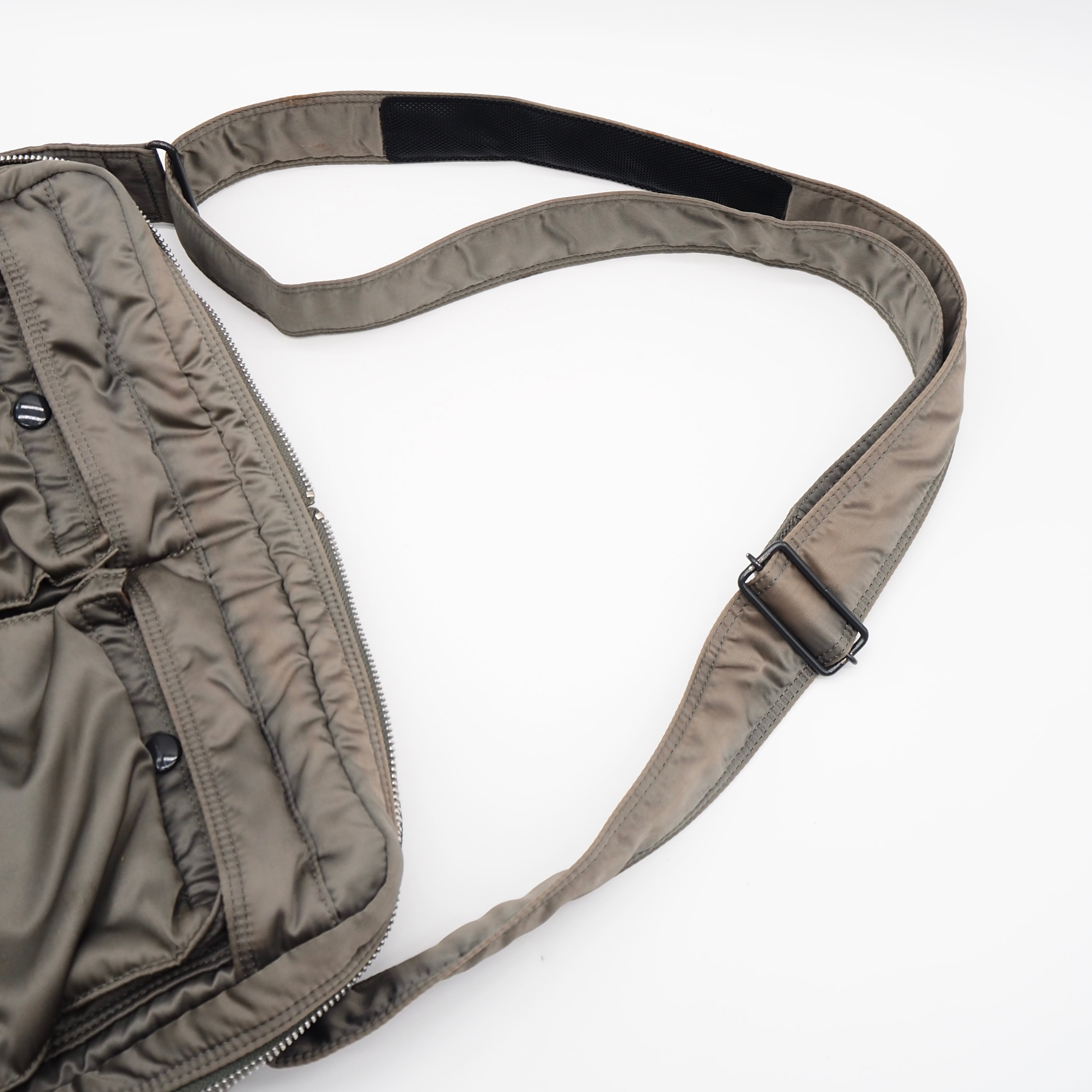 美品 廃盤　PORTER　ポーター タンカー ショルダーバッグ ナイロン カーキ PORTER タンカーショルダーバッグ ケース カーキ ナイロン ポーター